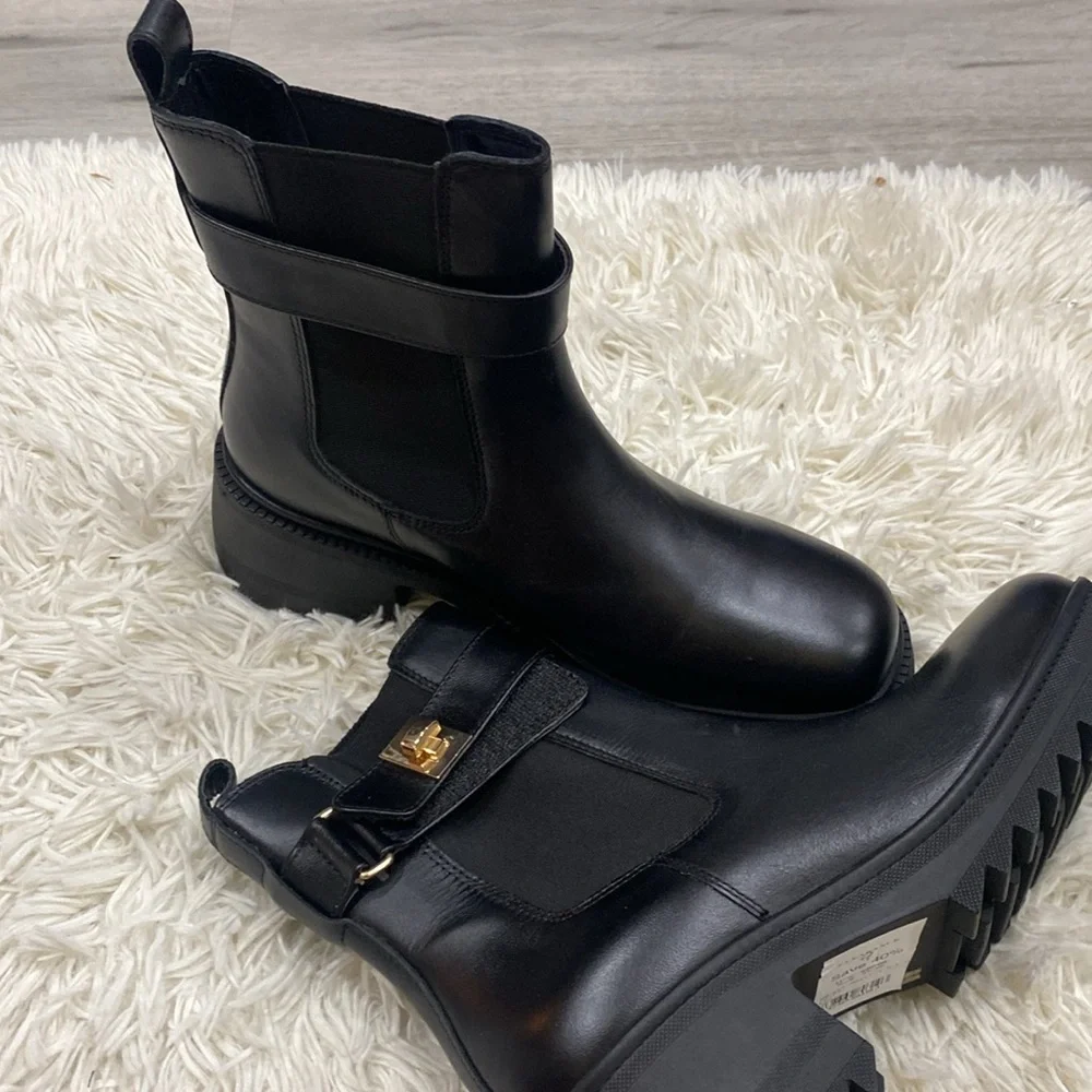 Steve Madden Gates Bootie in Black Distressed